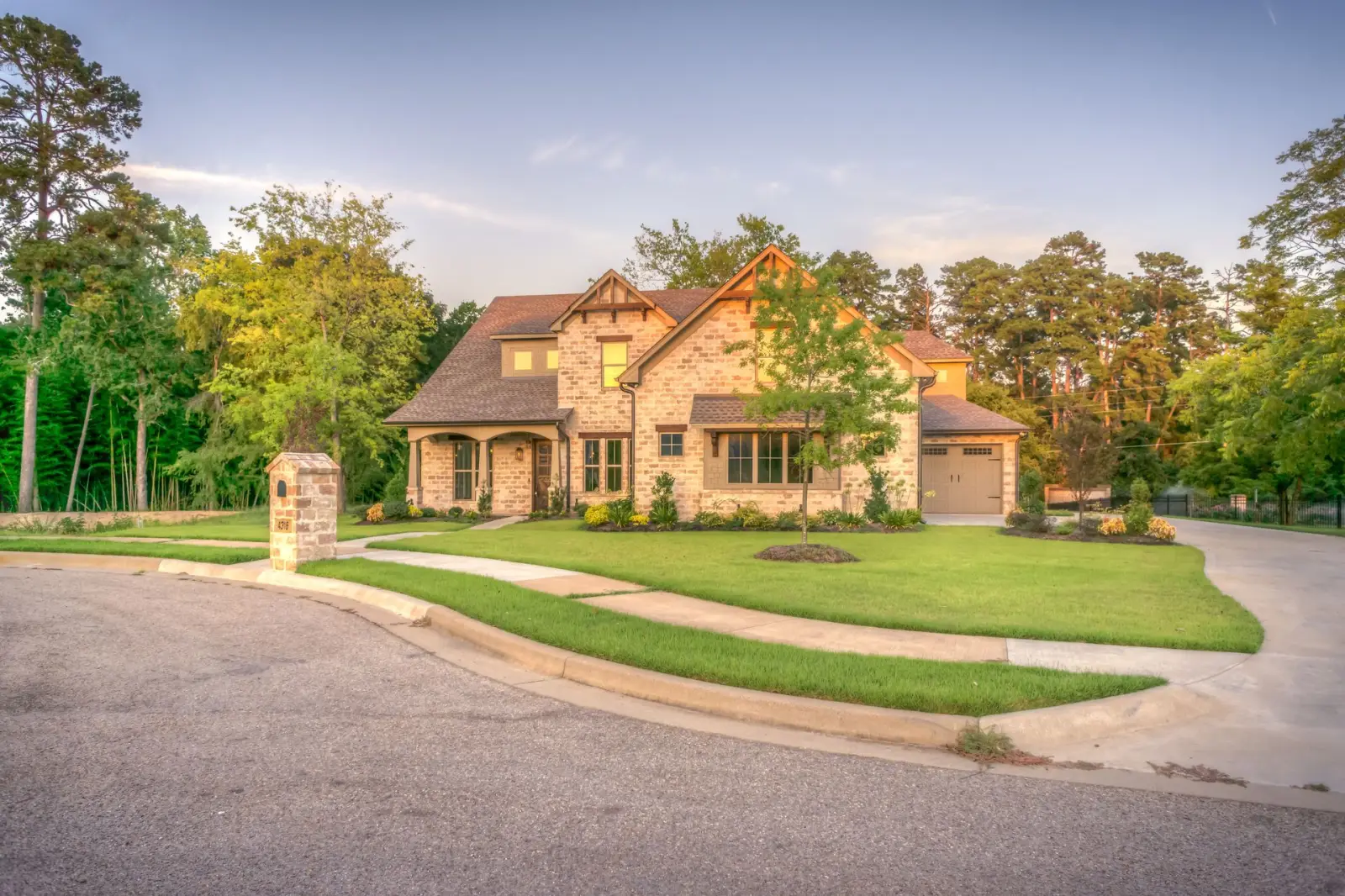Arizona HOA cul-de-sac with matching architecture and rooflines