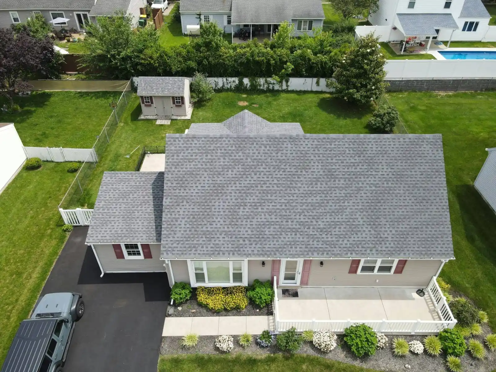 Wide shot of an Arizona home with a well-kept dark asphalt shingle roof